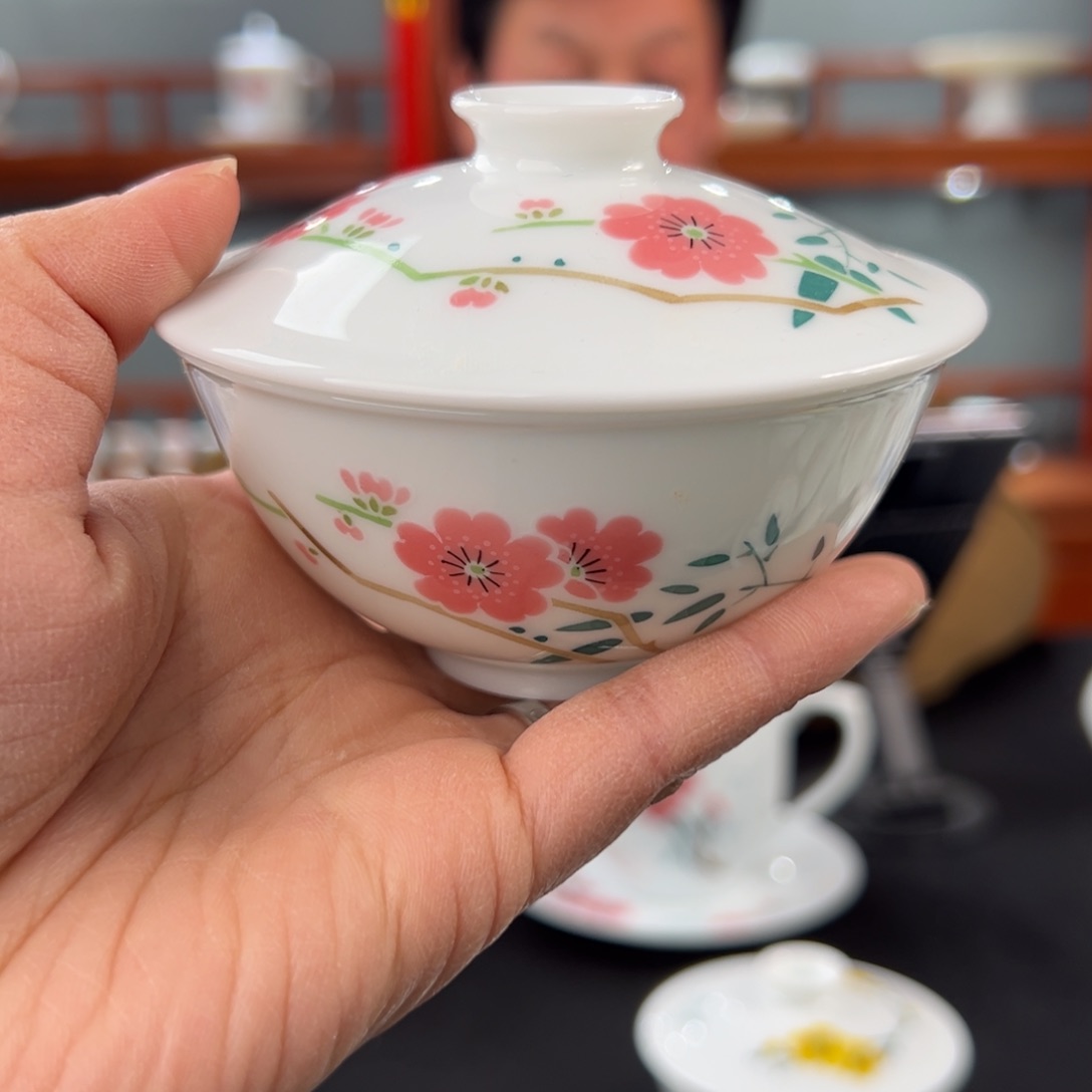 勾边红梅9厘米盖碗