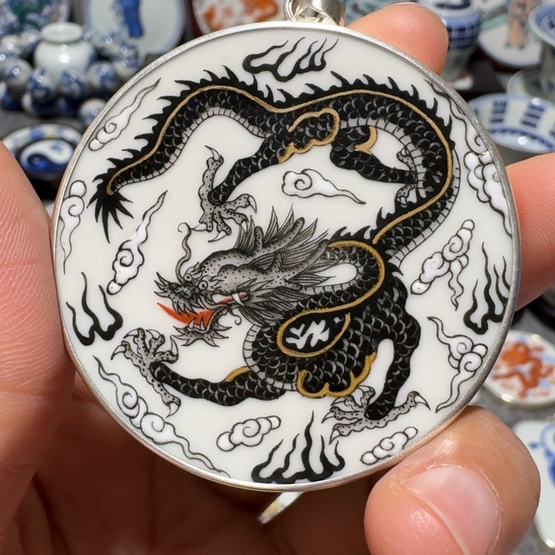 傻***九瓷片精品挂件一个