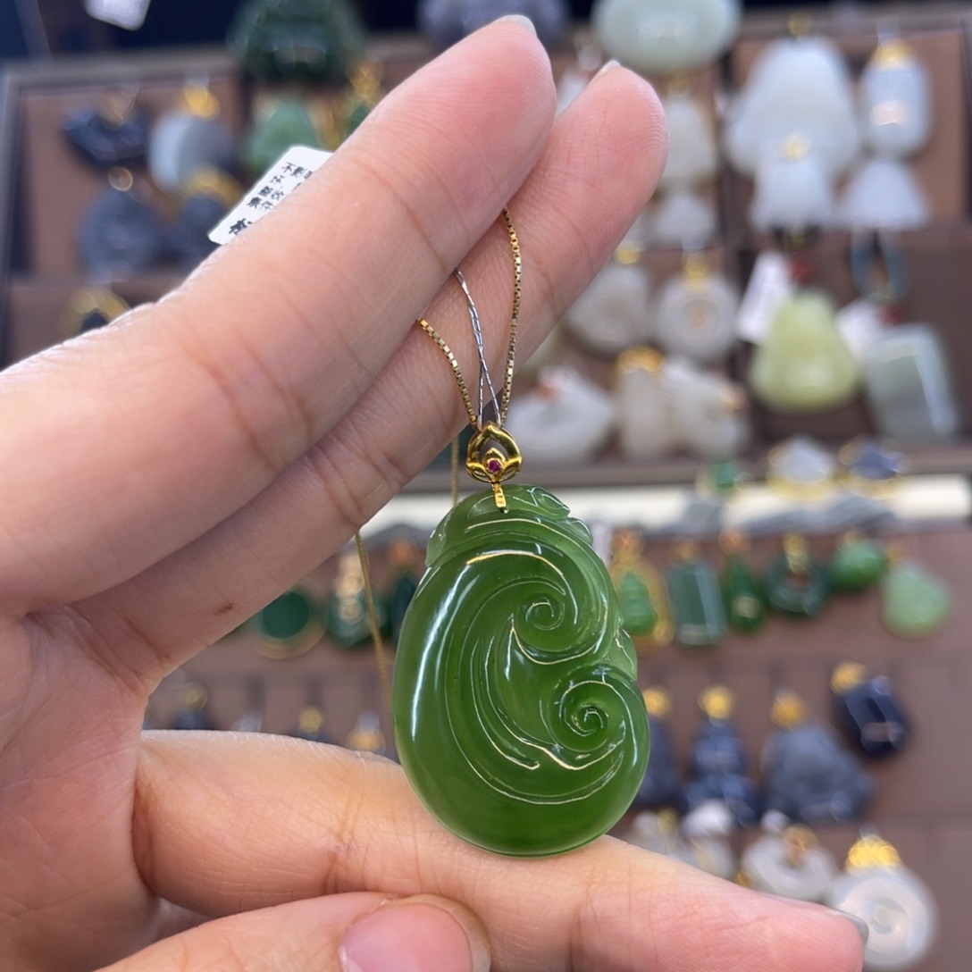 和田玉吊坠18K金镶嵌