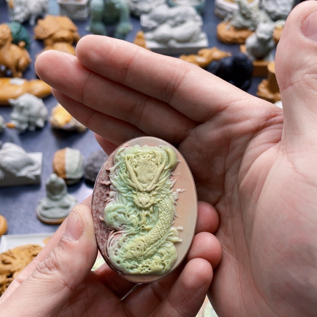 龙手把件紫袍玉手工雕刻