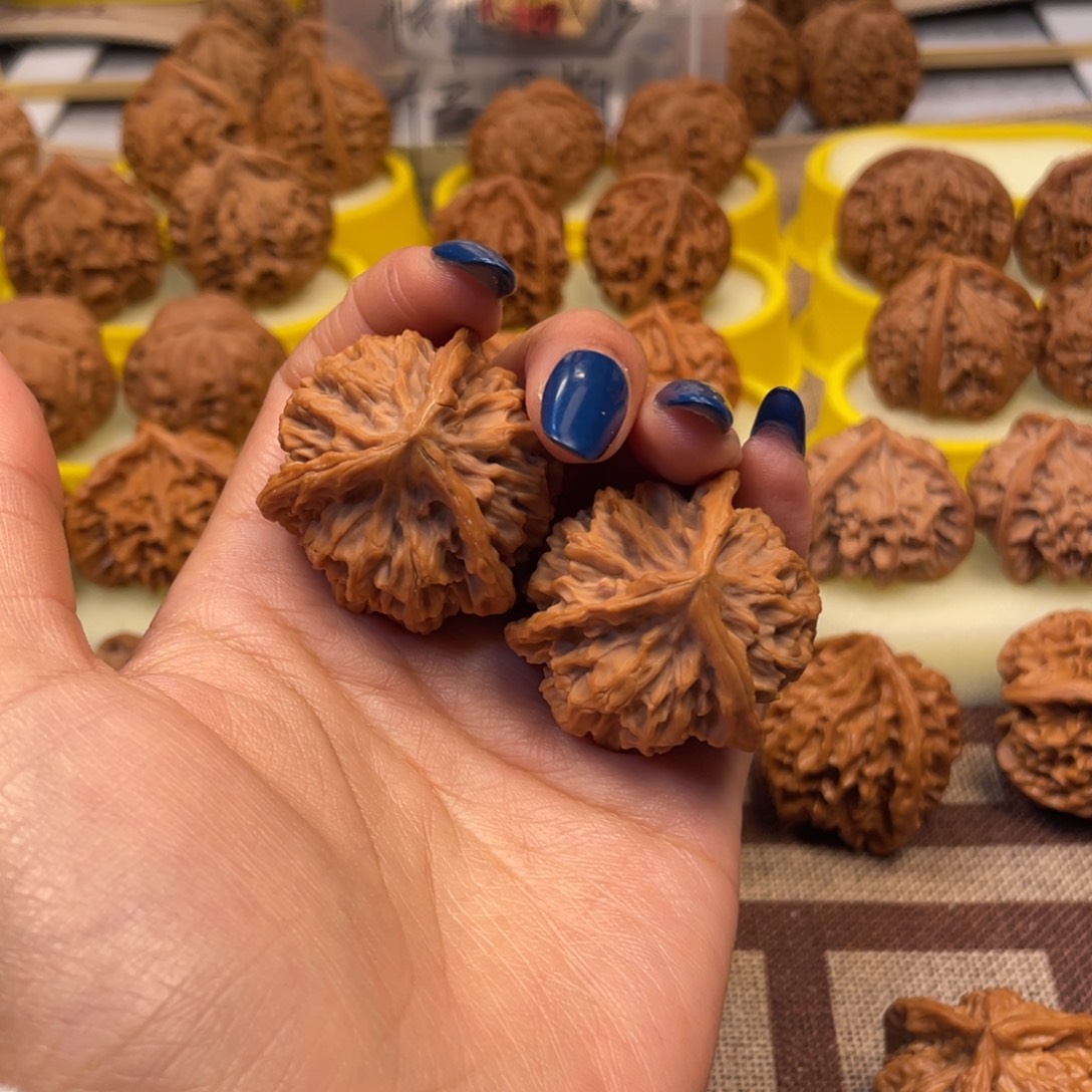 ****晚文玩核桃吊坠帝王三棱