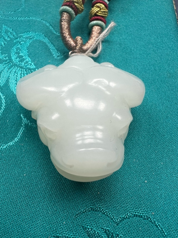 精品和田玉女玉牛挂件