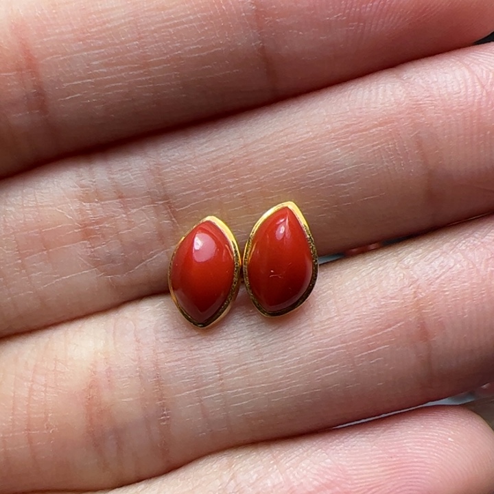 18K金镶嵌耳钉南红玛瑙