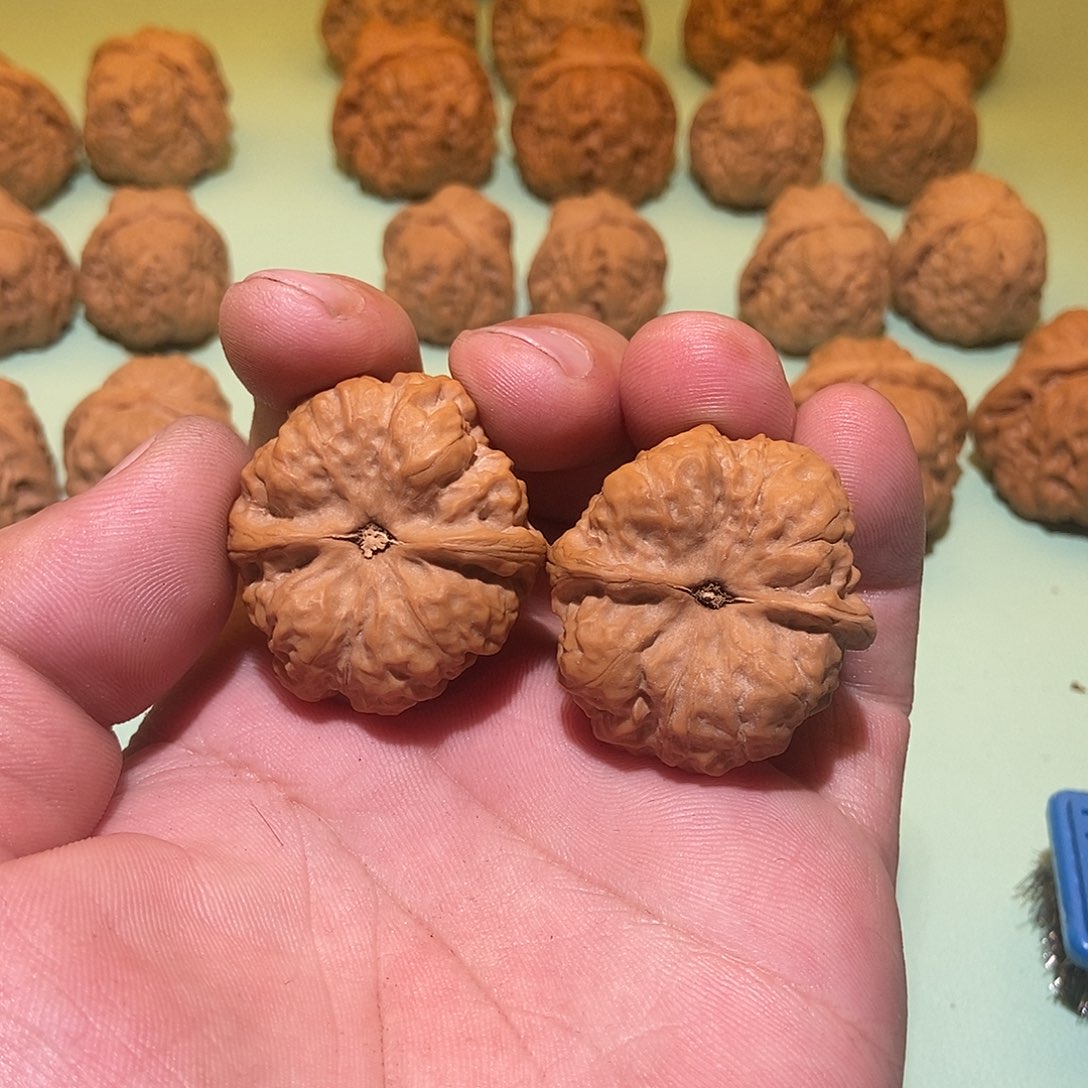 文玩核桃吊坠红****漫蛤蟆头35一对