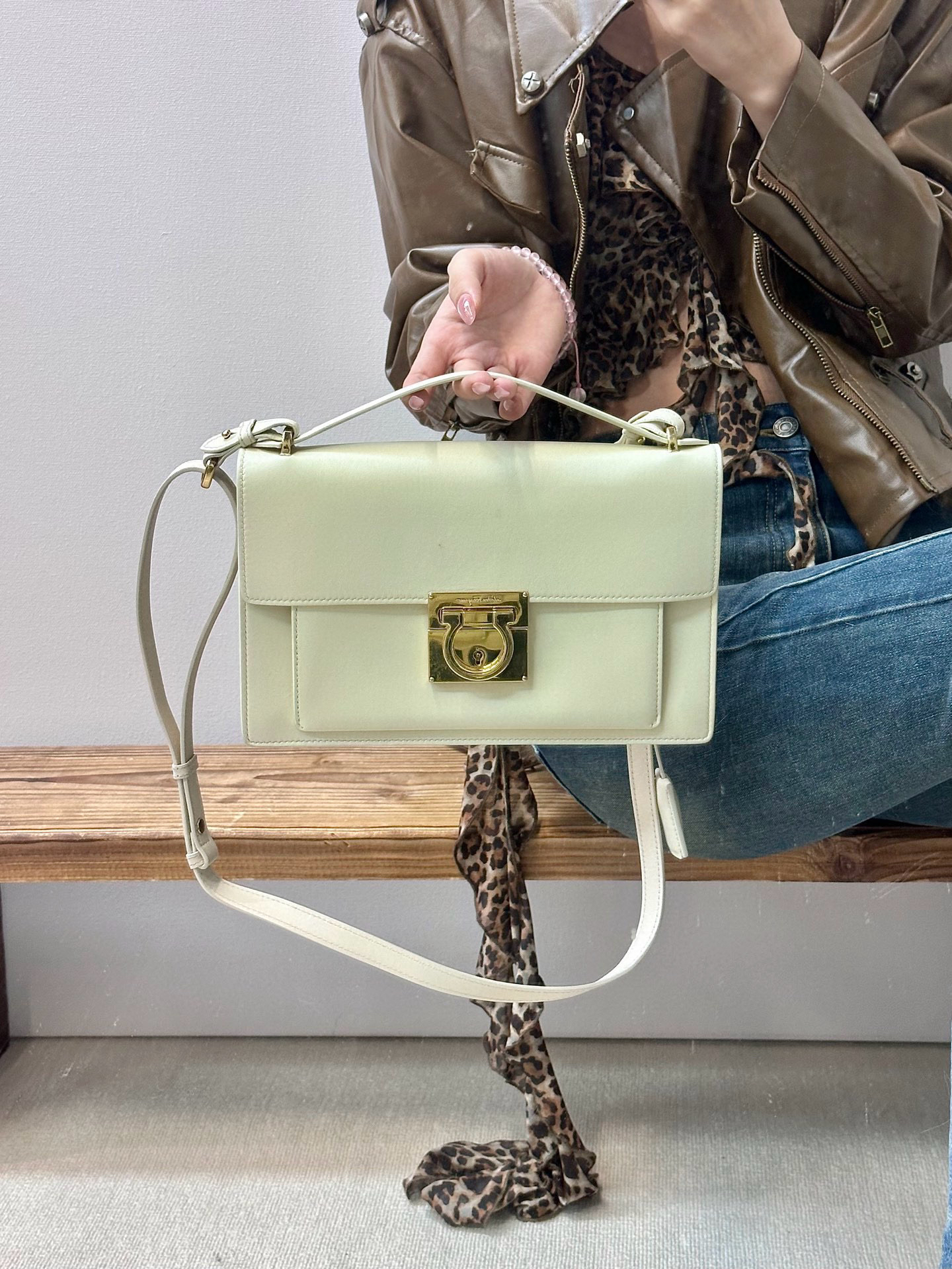 95新 FERRAGAMO/菲拉格慕 菲拉格慕白金马蹄扣斜挎包