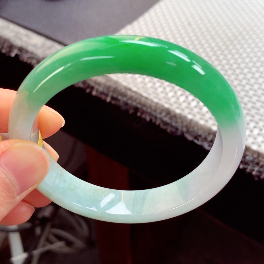 翡翠手镯未镶嵌彩**姐缅甸