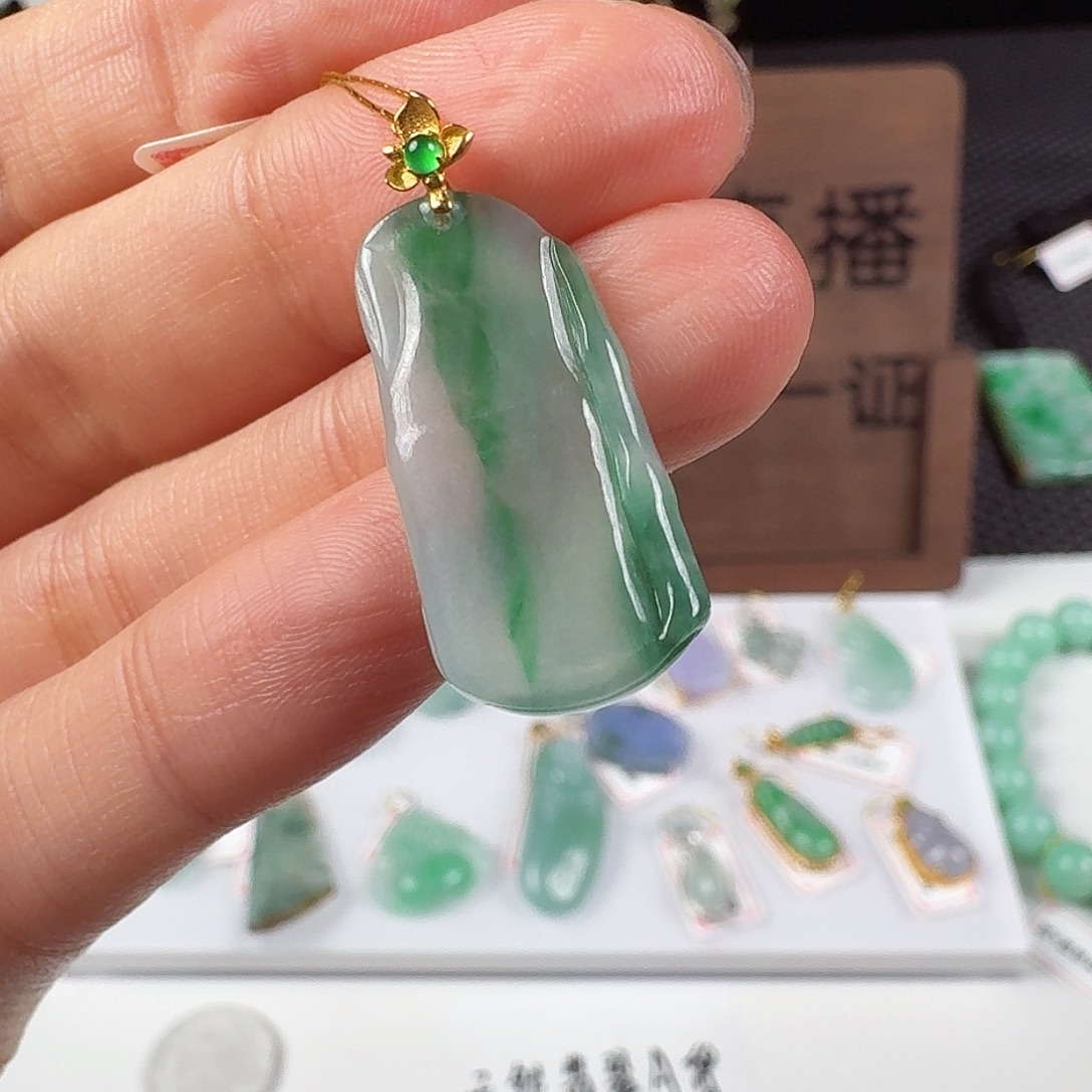 翡翠18K金镶嵌颈饰