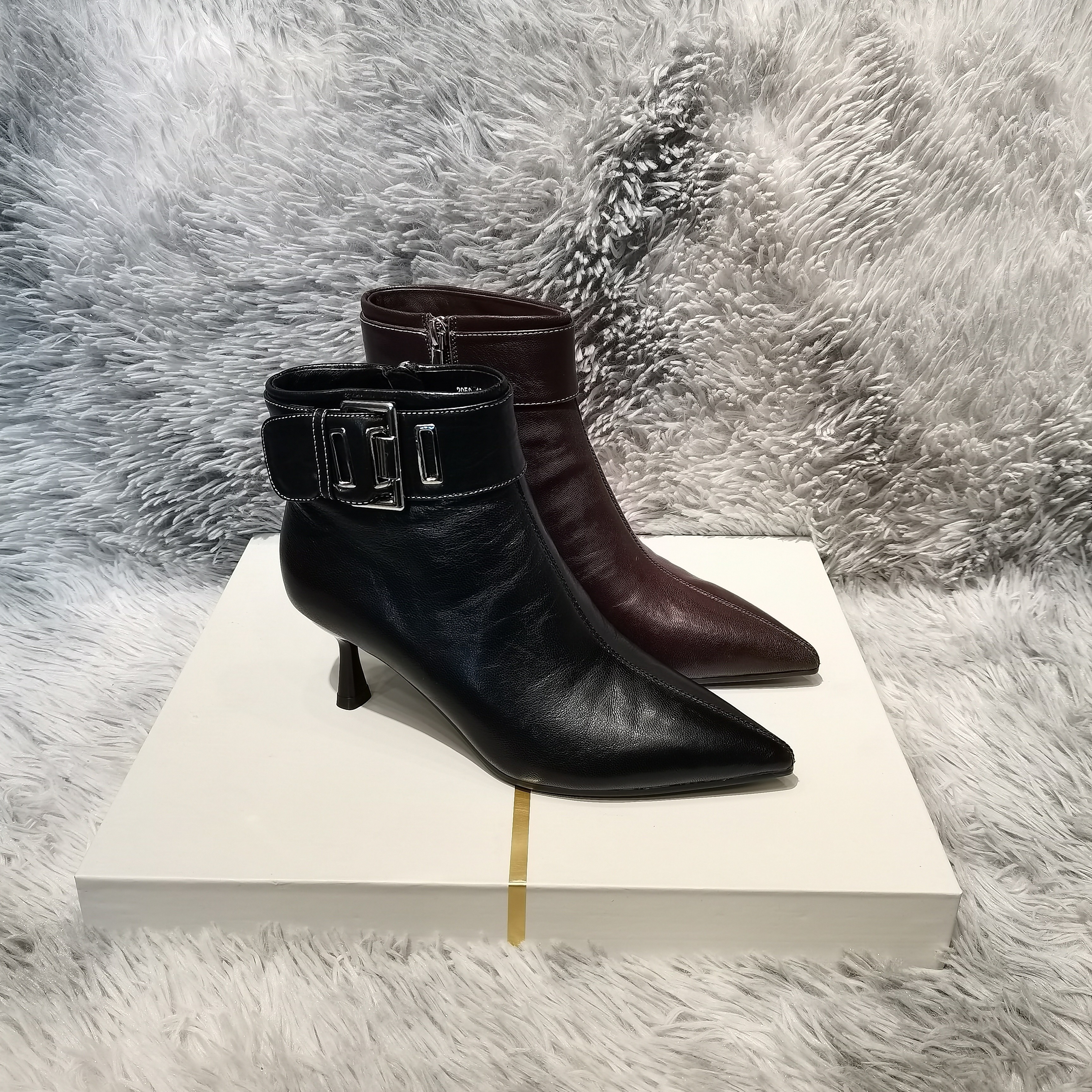 羊皮单里，尖头细跟侧拉链时尚高档瘦瘦靴