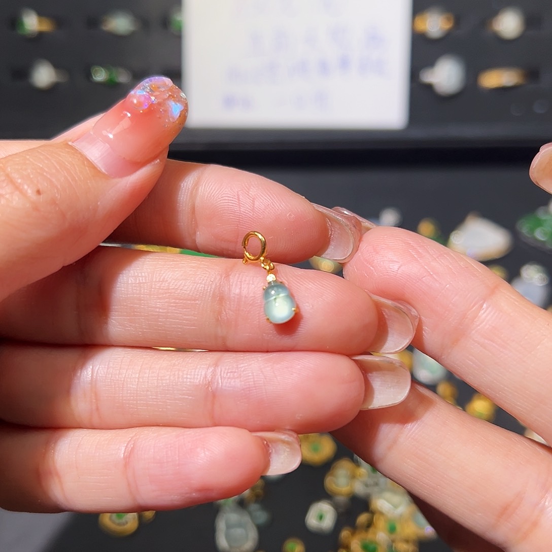 翡翠颈饰18K金镶嵌吊坠