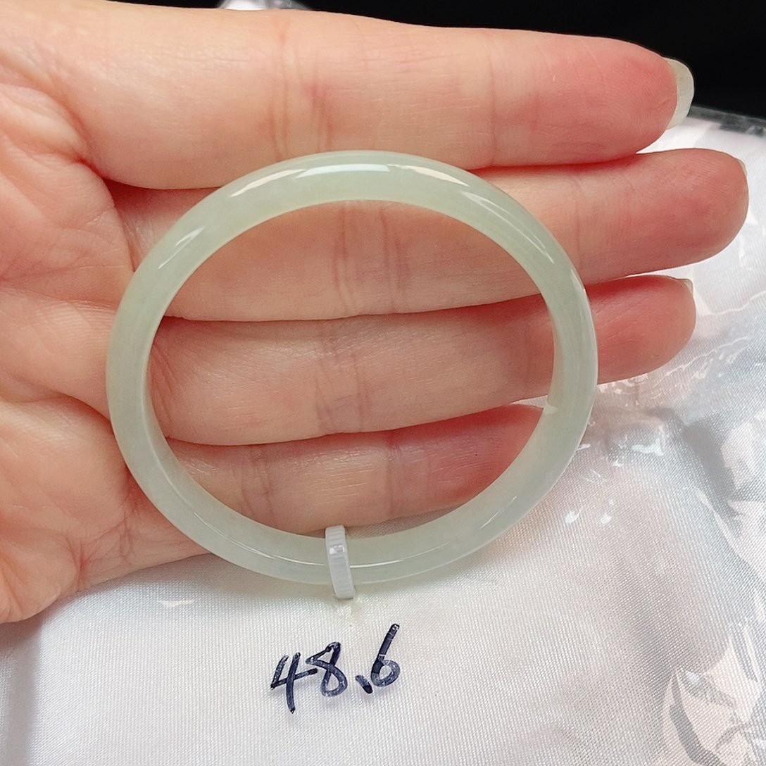 翡翠手镯未镶嵌泥鳅