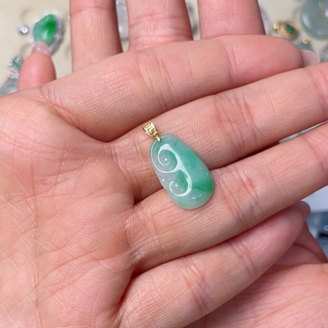 翡翠18K金镶嵌颈饰如意