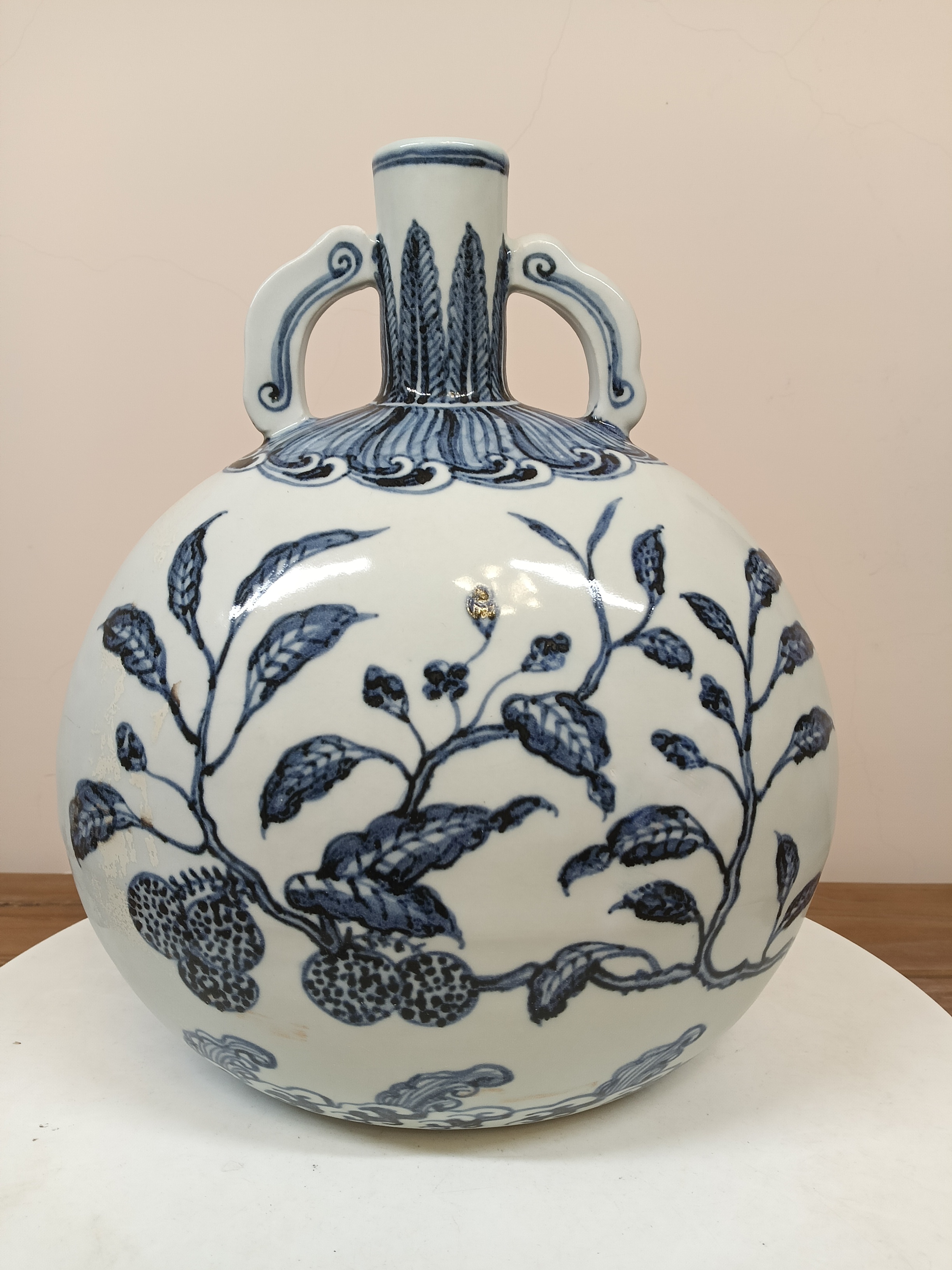 青花花卉纹抱月瓶。高26.5厘米