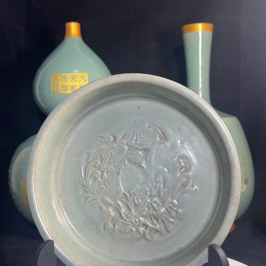 折沿赏盘青釉刻花折沿赏盘