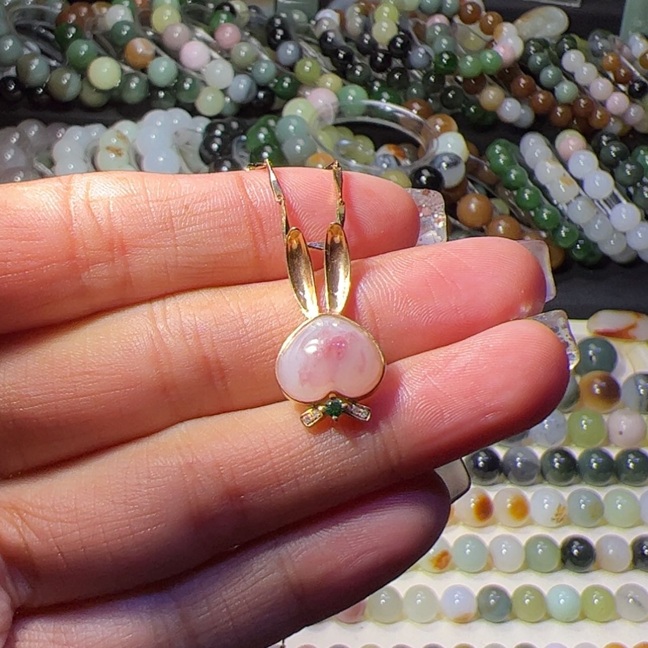 【闪购商品】18K金镶嵌和田玉珠宝奇石樱花粉小兔子吊坠