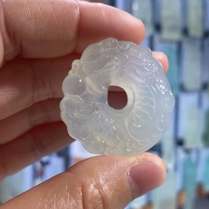 岫玉未镶嵌颈饰吊坠