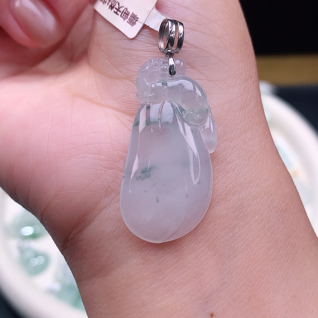 颈饰18K金镶嵌翡翠瓜