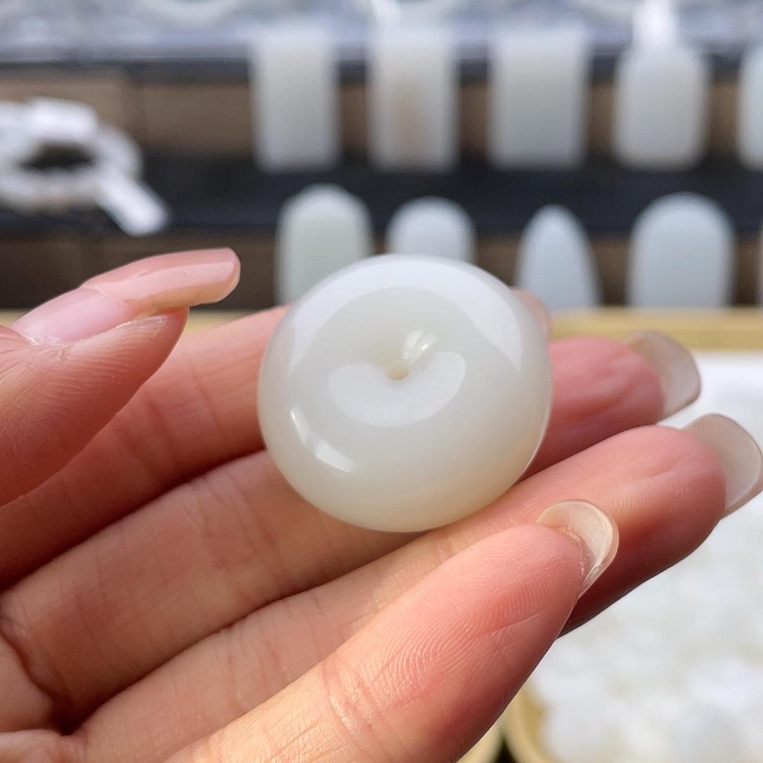 L***菜和田玉未镶嵌颈饰