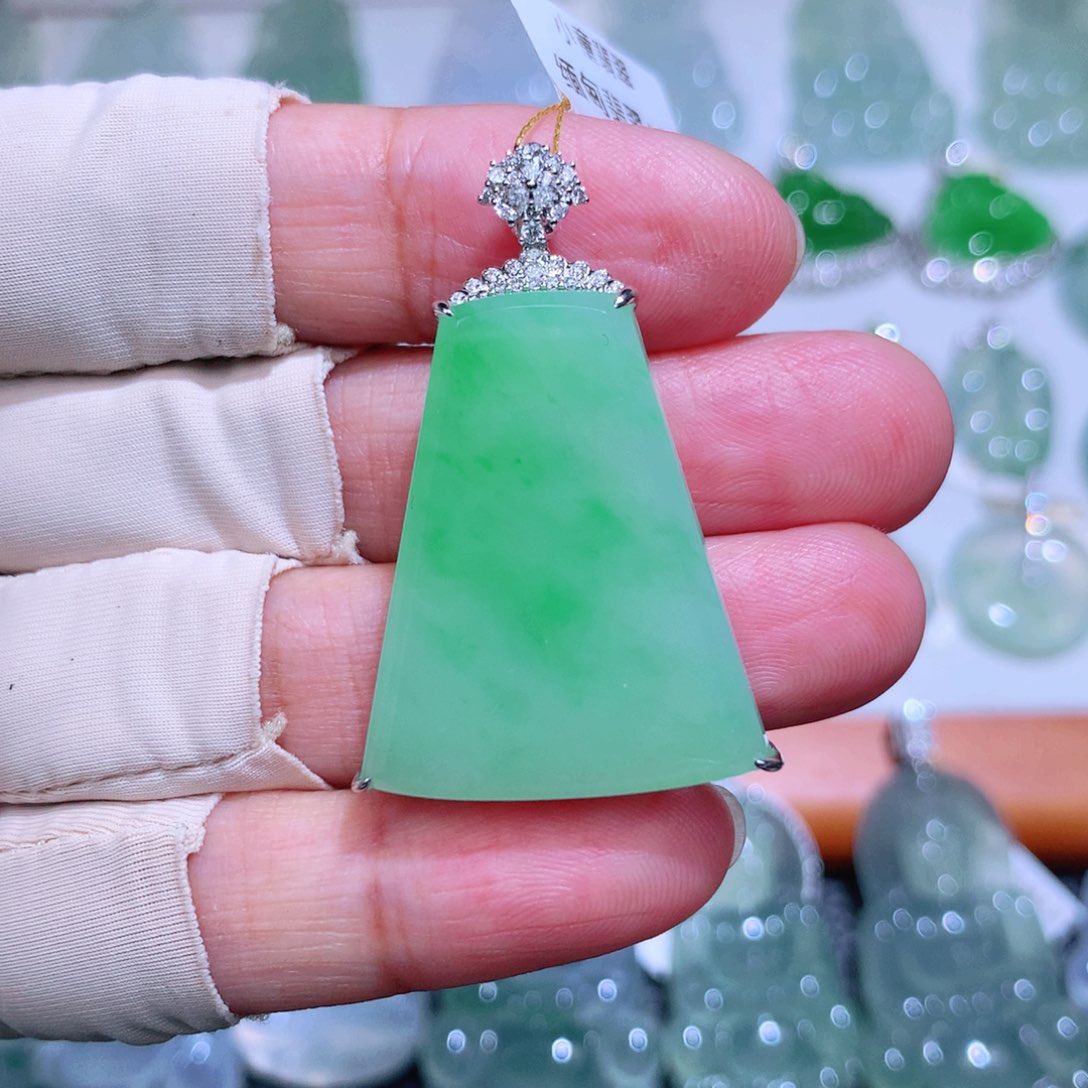 翡翠18K金镶嵌颈饰无事牌