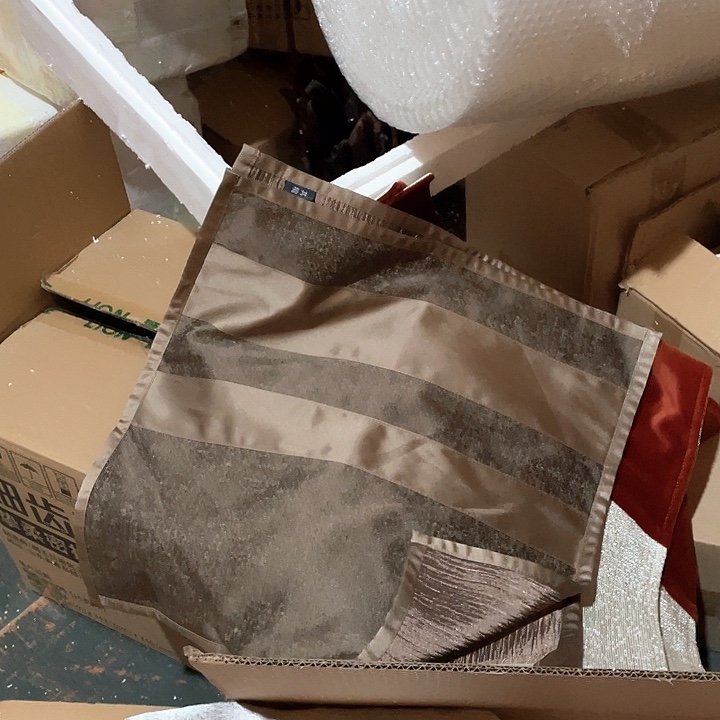 陶瓷花瓶，仿真绿植。2