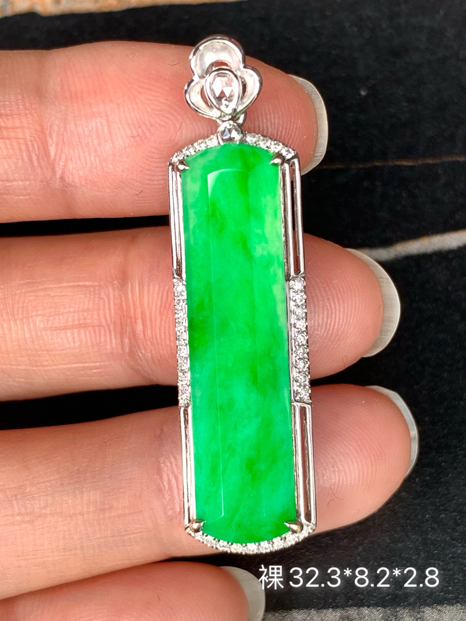 满绿无事牌翡翠吊坠 颜色阳 水润光泽 镶嵌精致