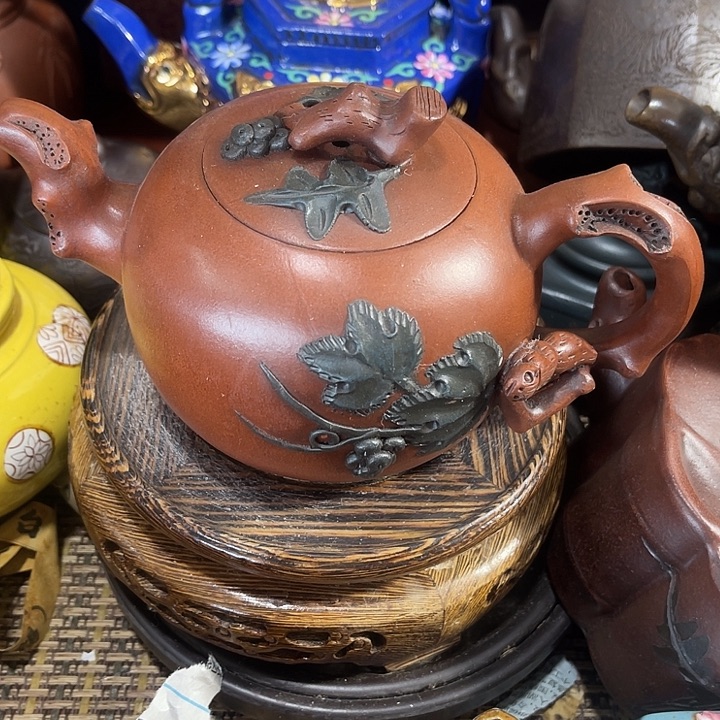 茶壶紫砂原矿泥料手工制作的一把紫砂壶。