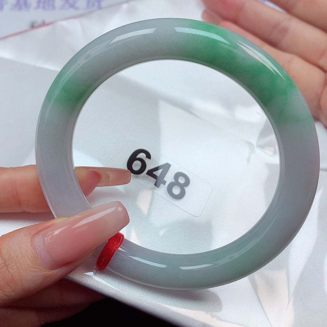 翡翠手镯未镶嵌59白底飘绿圆条 大圈捡漏