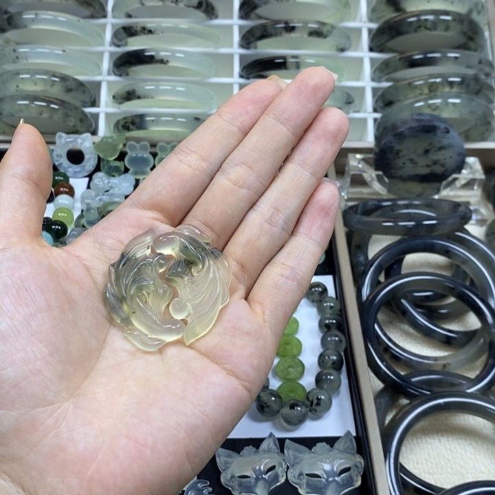 小***呀蛇纹石玉未镶嵌颈饰