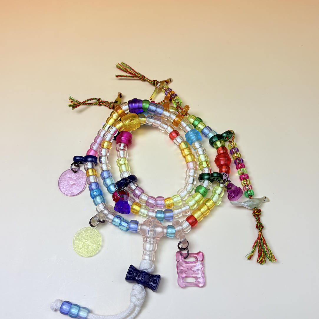 彩色系手串，搭配手工藏式侧挂，清新甜酷风