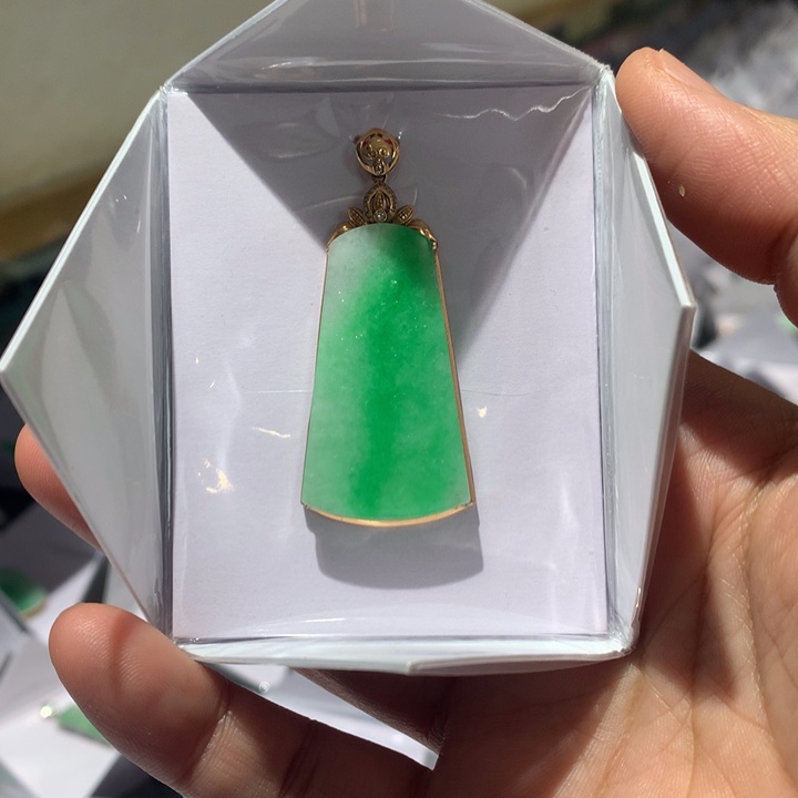 翡翠颈饰18K金镶嵌翡翠吊坠