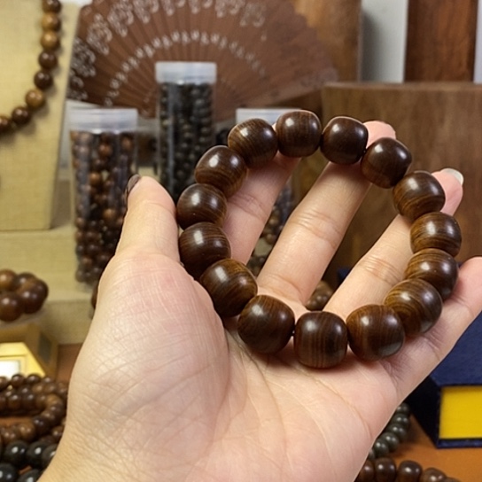 老山檀香黑肉沉水桶珠1.5手串