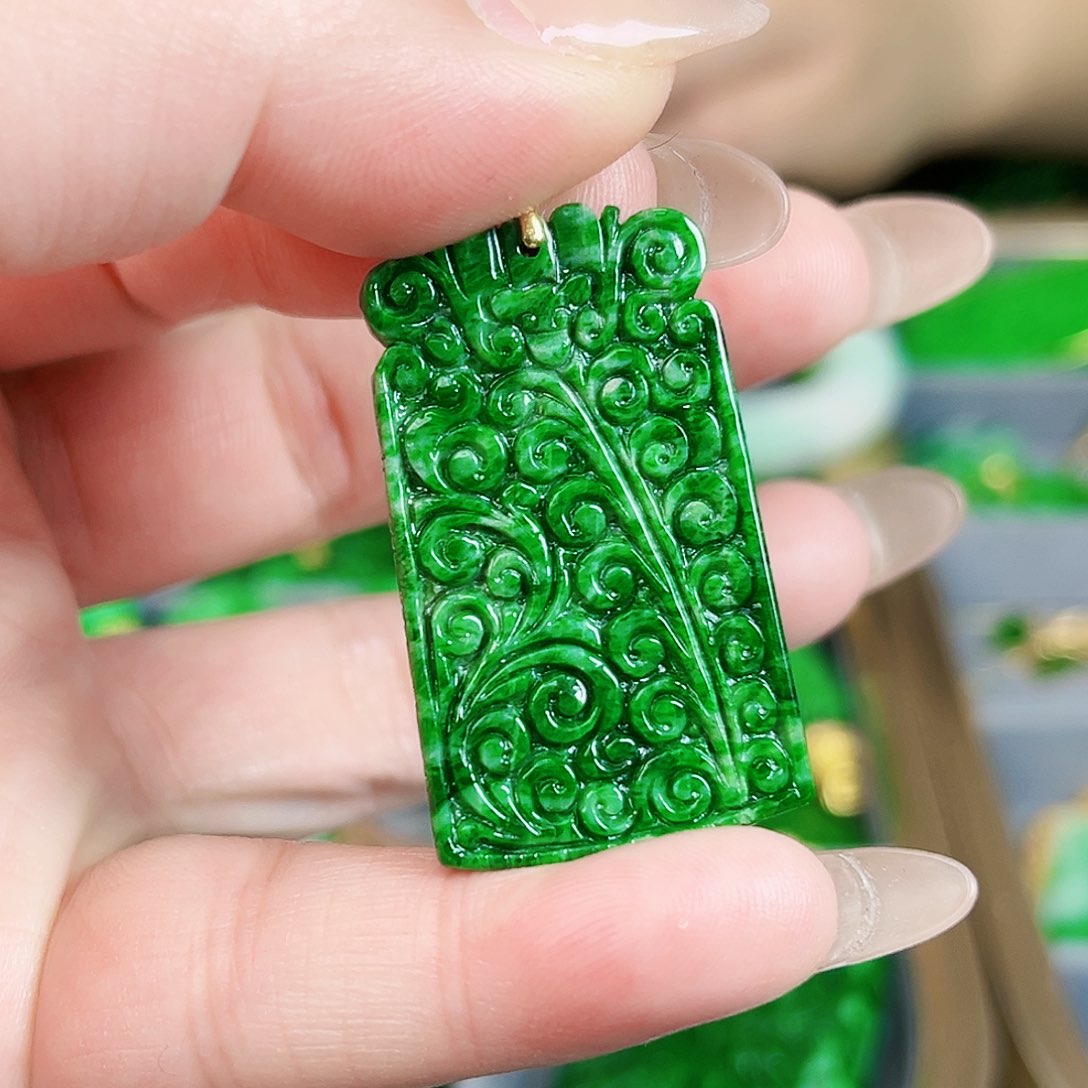 翡翠颈饰18K金镶嵌吊坠