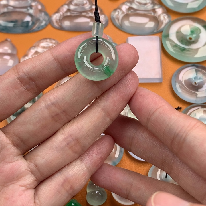 翡翠挂件未镶嵌….