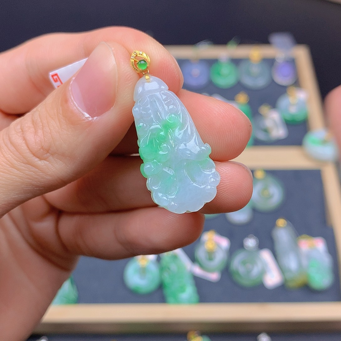 翡翠颈饰18K金镶嵌翡翠