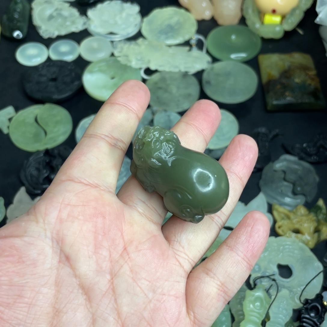 赴***野和田玉未镶嵌颈饰貔貅