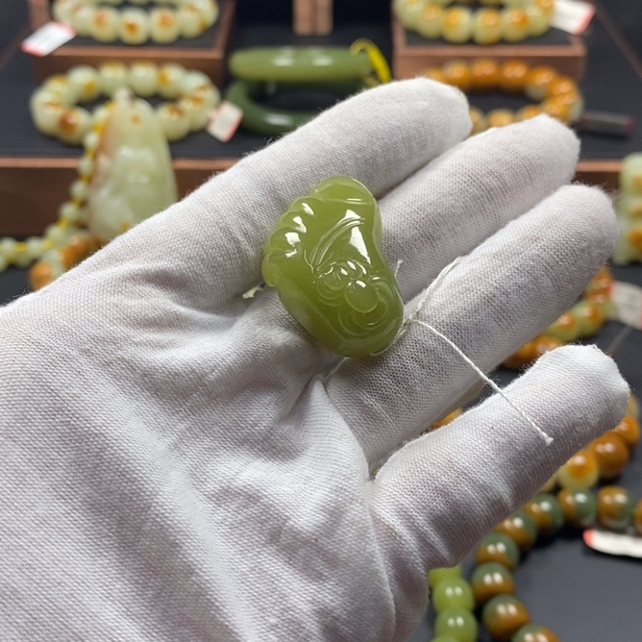透闪石质玉未镶嵌颈饰