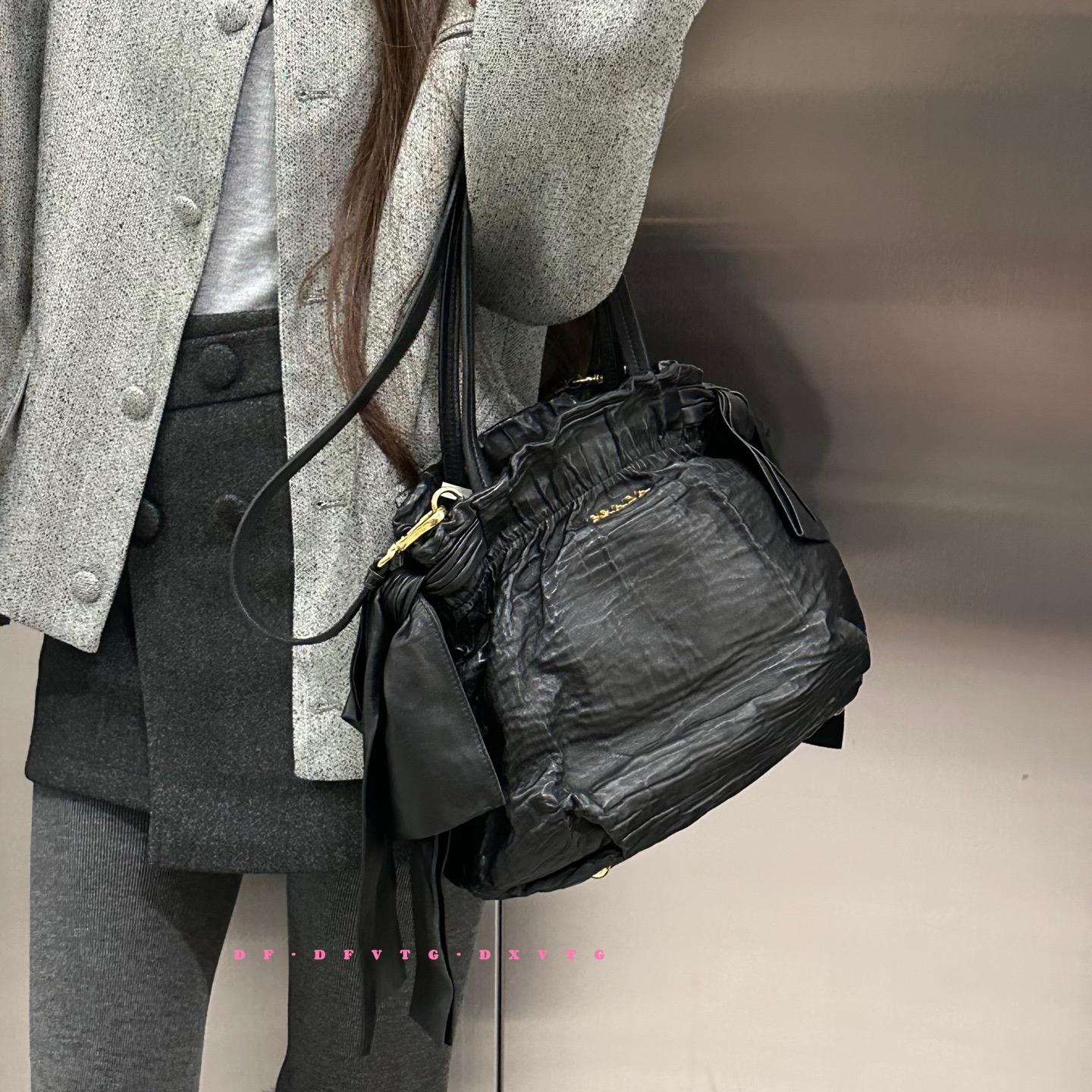 95新 Prada/普拉达 prada 黑金褶皱油蜡南瓜斜挎包