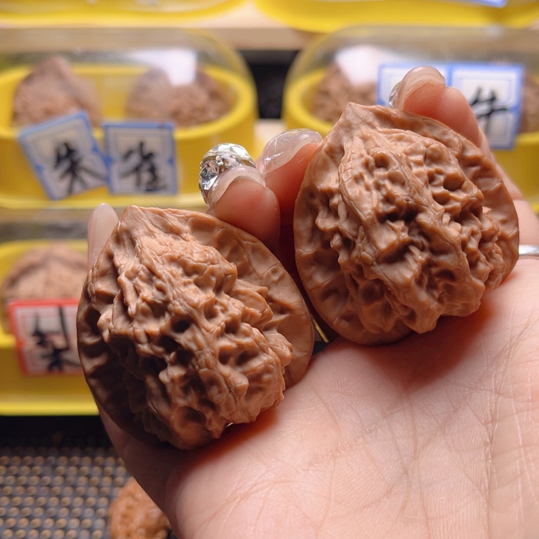 文玩核桃把件宁*臣梨木台