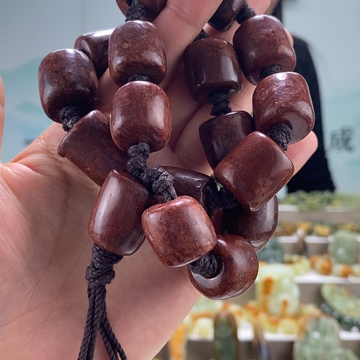 岫岩河磨玉（透闪石质玉）手持未镶嵌