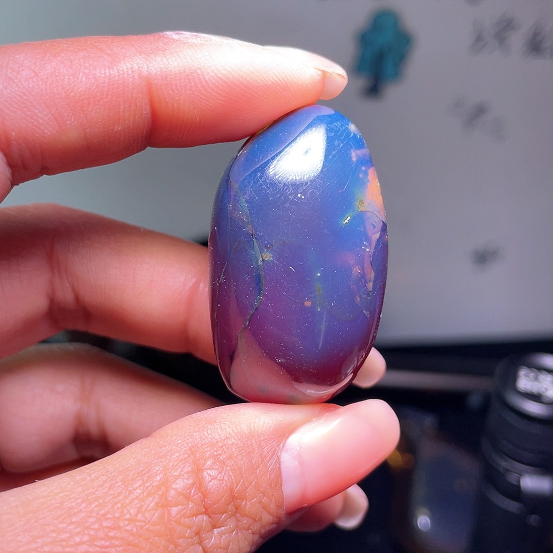 琥珀裸石未镶嵌？