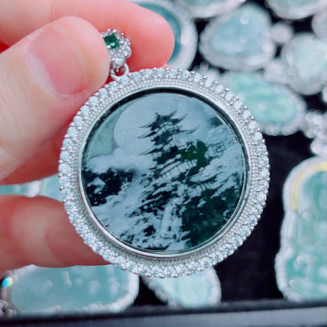 翡翠颈饰未镶嵌山水牌