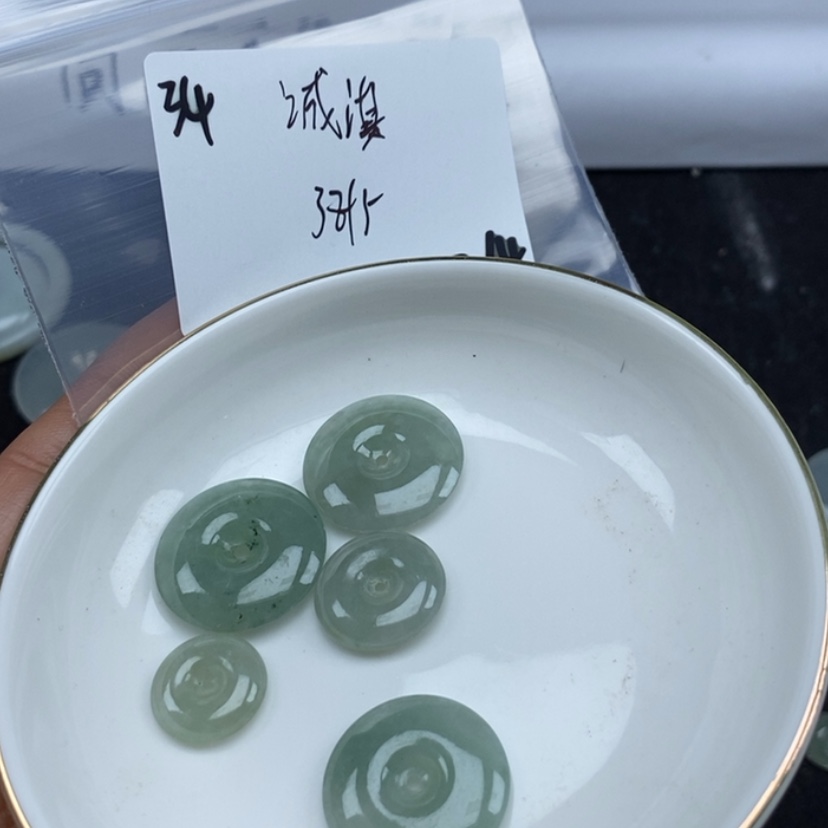 【闪购商品】翡翠颈饰未镶嵌?****咪