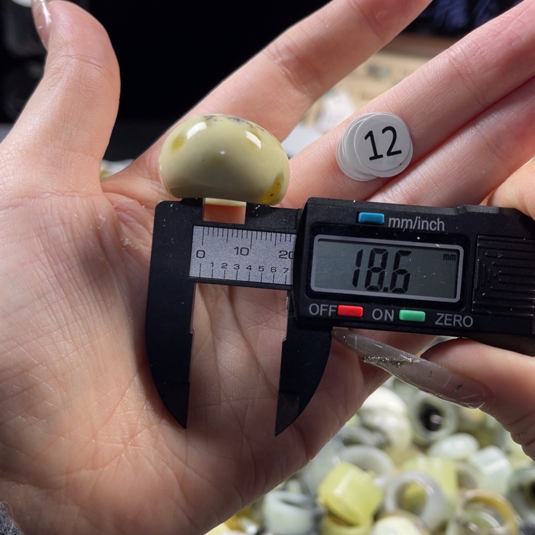 蛇纹石玉未镶嵌戒指