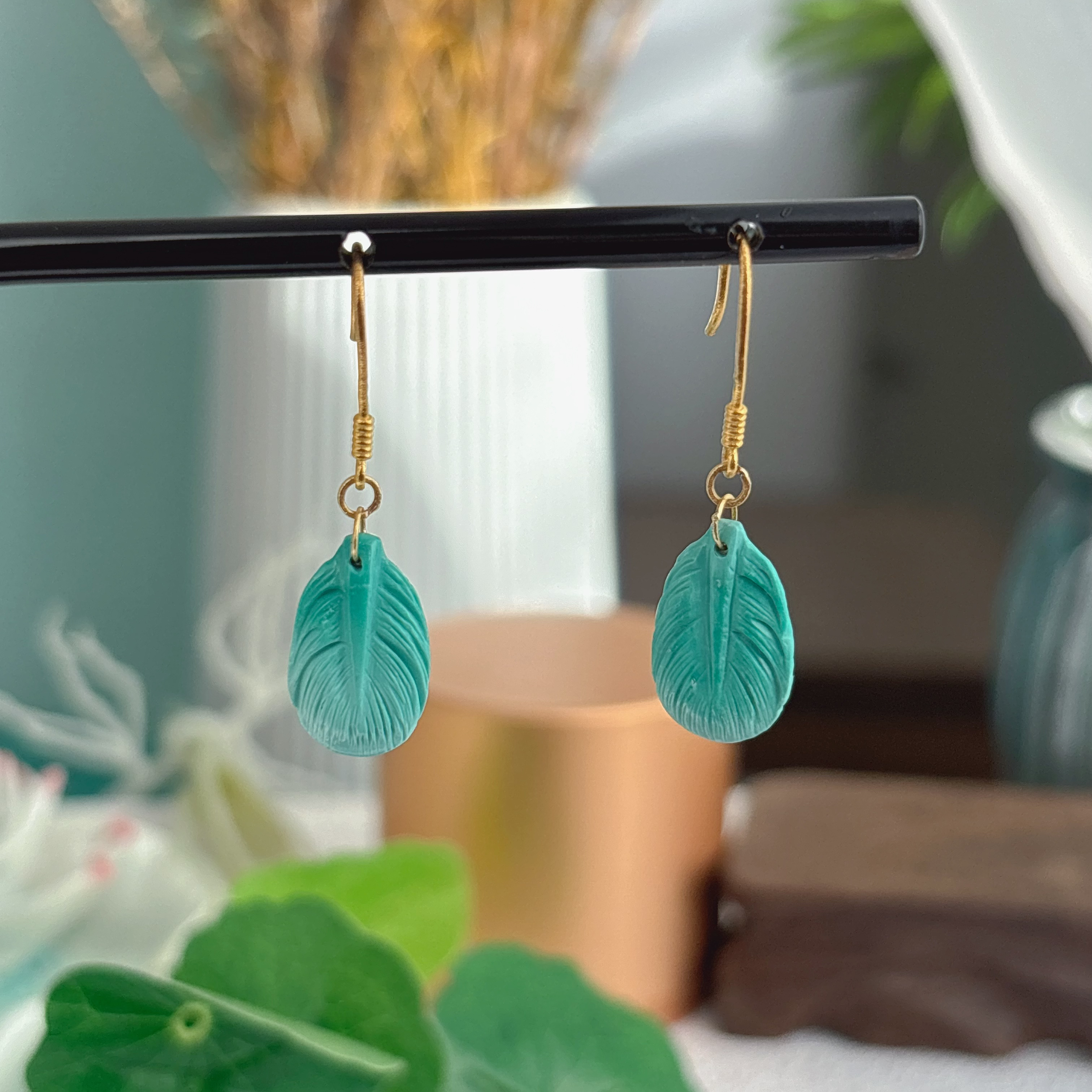 899天然绿松石羽毛18K耳钩，主石10×15mm左右