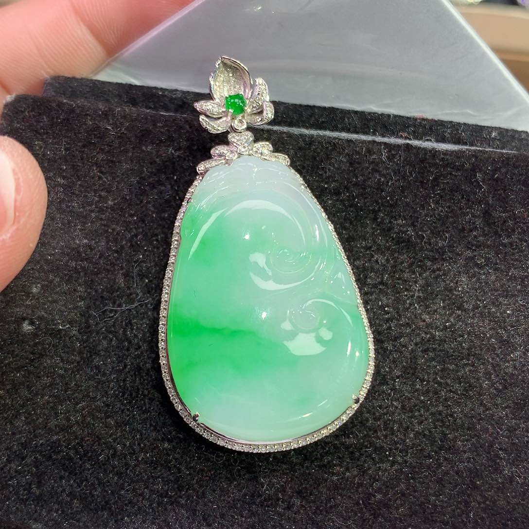翡翠吊坠(赠链)18K金镶嵌