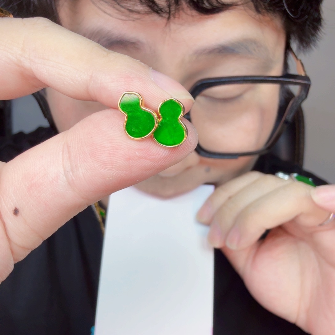 翡翠未镶嵌颈饰一对