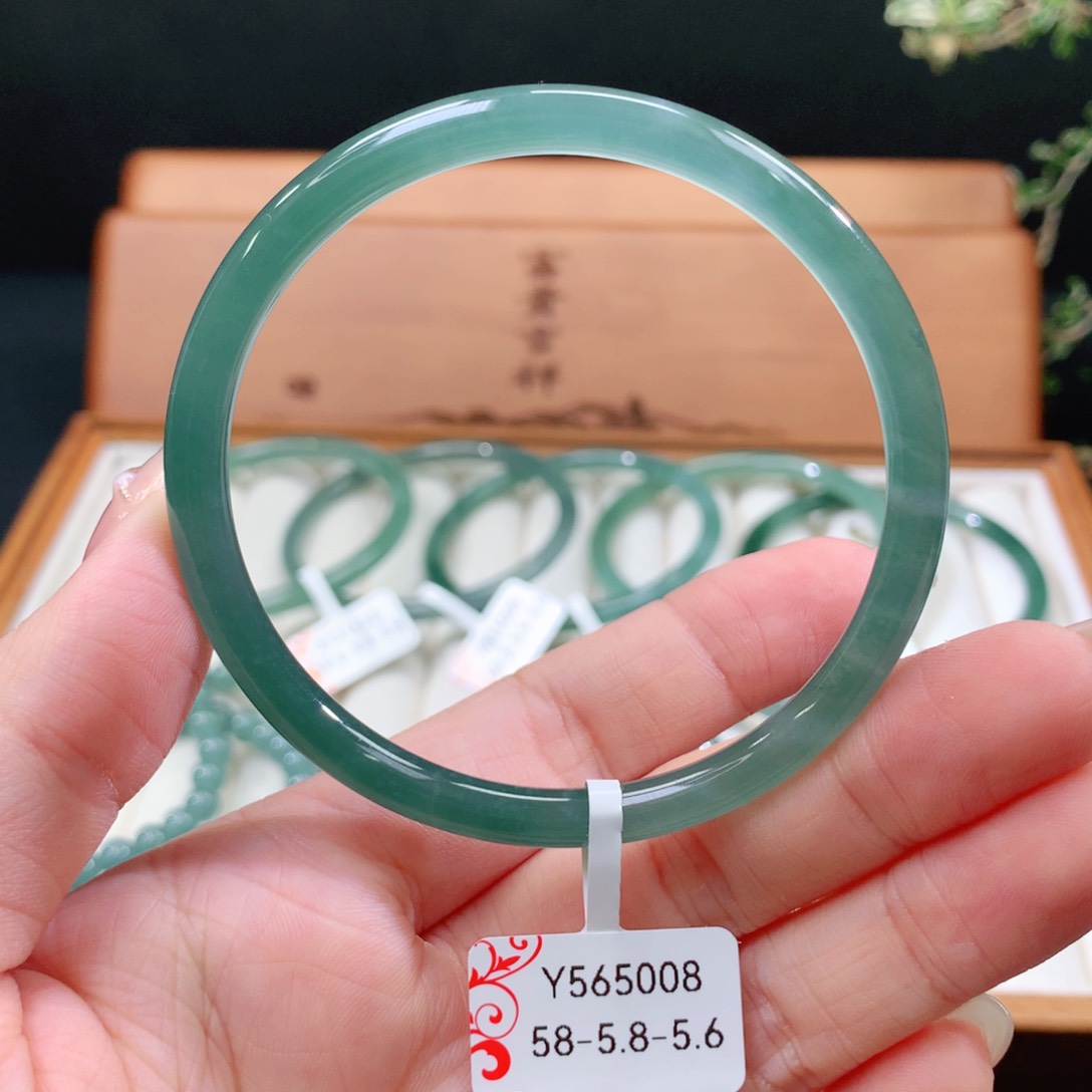 翡翠手镯未镶嵌天然