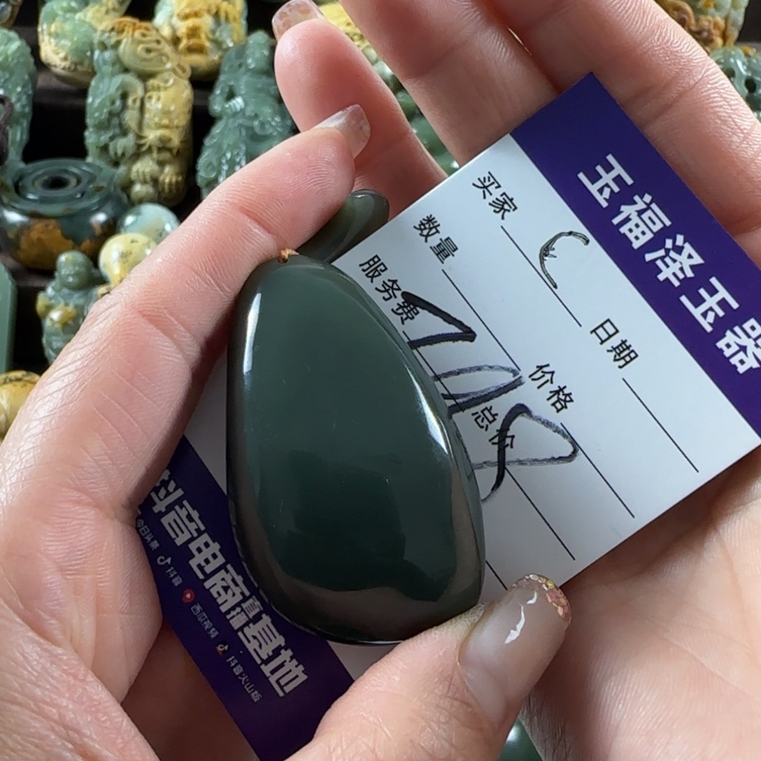 乌***！透闪石质玉未镶嵌挂件