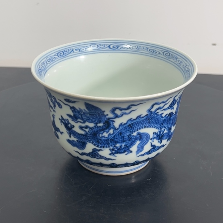 碗！一个青花龙纹碗。