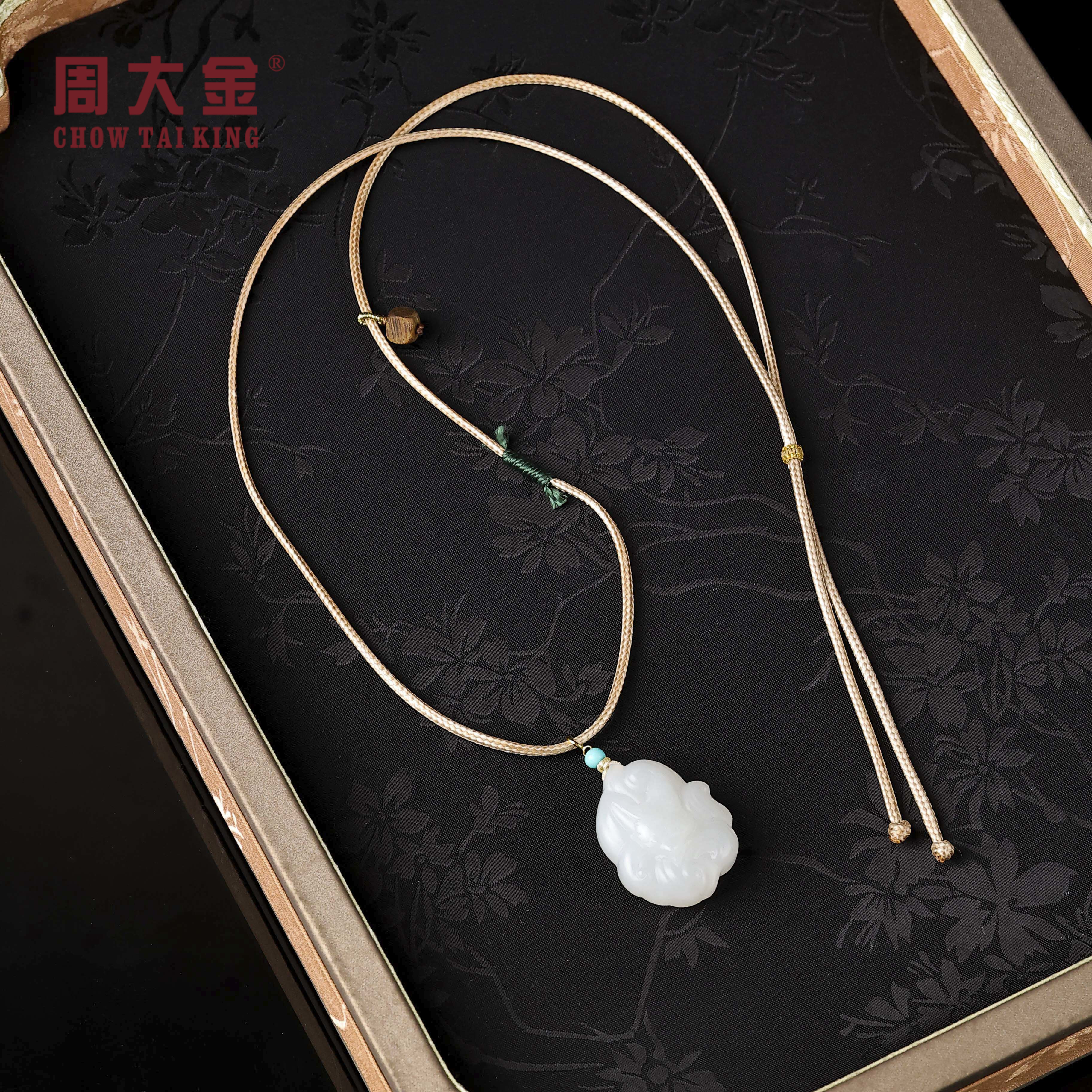 【周大金玉石】18K金和田玉白玉九尾狐编绳项链-X4220-菲