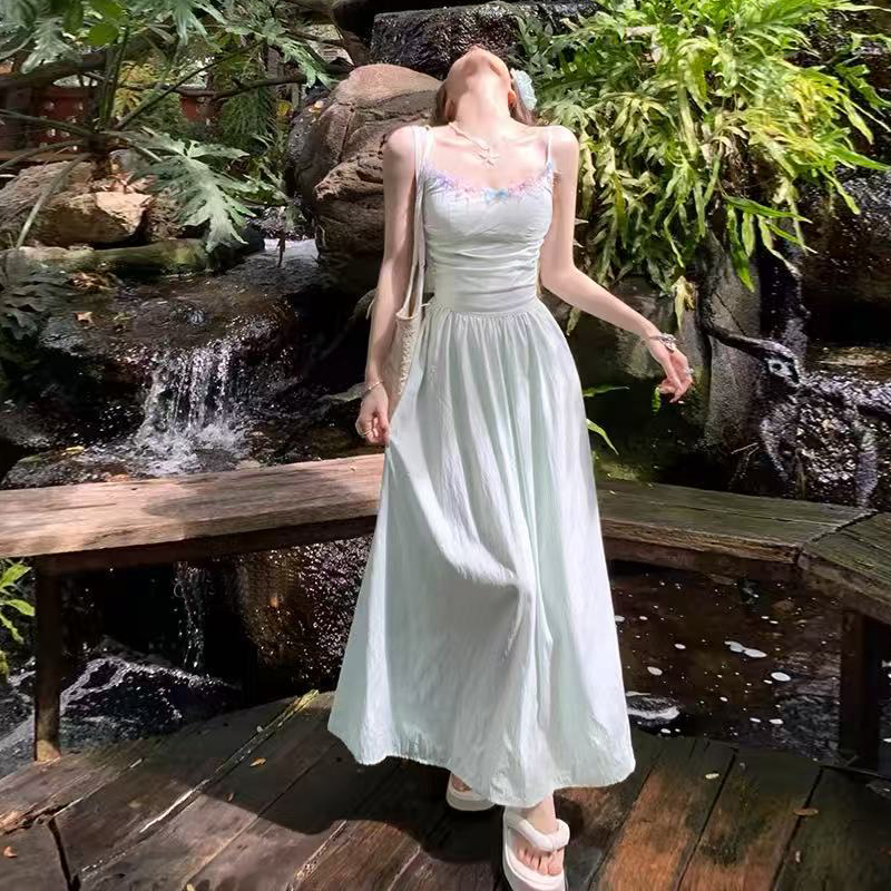 2025新款法式绝美吊带连衣裙子女夏季小个子海边度假气质仙女长裙